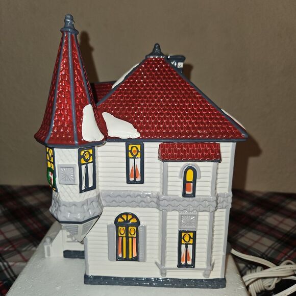 Department 56 "Queen Anne Victorian" Handpainted Ceramic Holiday Village Decor - Picture 3 of 10